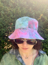 Load image into Gallery viewer, Globe Green - Popping Pink Lining - Patchwork Bucket Hat